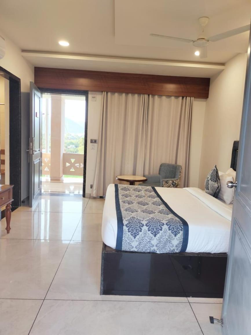 מלון אודייפור Traavista Aravali Mahal מראה חיצוני תמונה